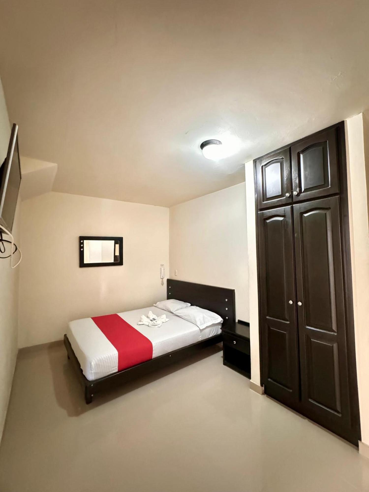 Hotel Portal Dorado Мариния Екстериор снимка
