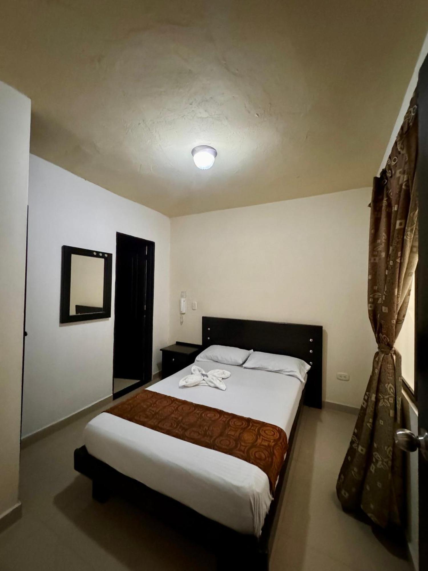Hotel Portal Dorado Мариния Екстериор снимка